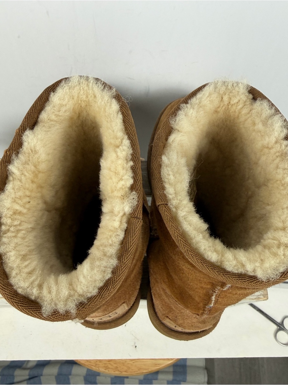 UGG Classic Short boots featuring a plush sheepskin lining women’s size 7 - Picture 8 of 13